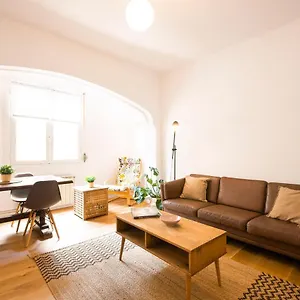 Casa Playa Zurriola-aviso-obras En La Fachada Del Patio Hasta Mayo O Junio-no Ha Habido Quejas Por El Ruido-precio Bajo- House Playa Zurriola-warning-works On The Facade Of The Patio Until Or June-there Have Been No Noise Complaints- Price Appartement